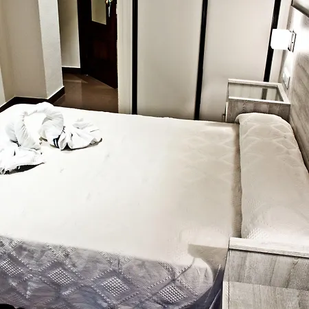 波尼连普拉亚酒店 2*